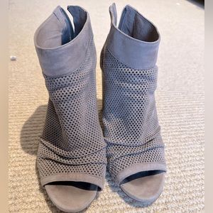 Vince Camuto Size 8 suede booties